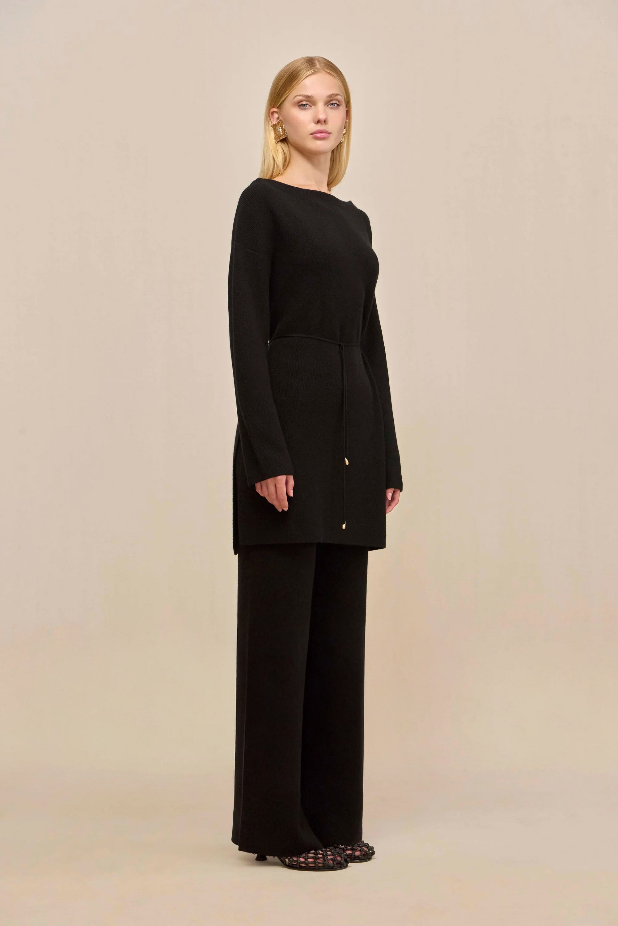 ARAIA SWEATER - BLACK